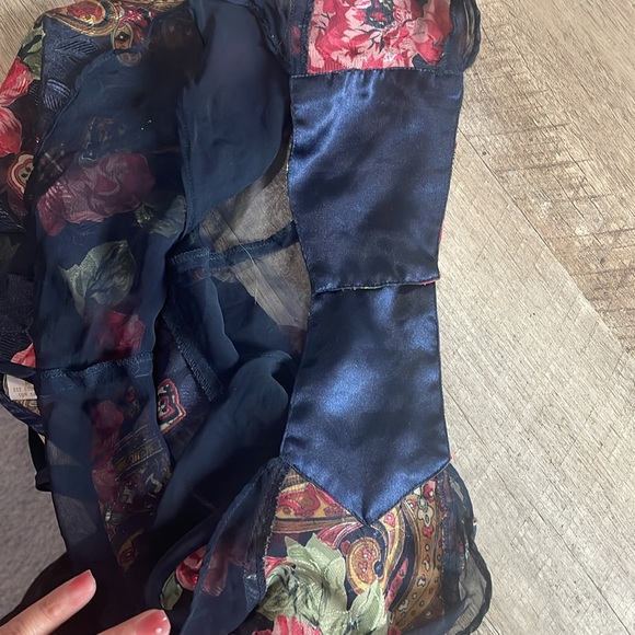 Vintage 90’s Victoria Secret nighty with red rose and paisley design size M - Picture 10 of 10